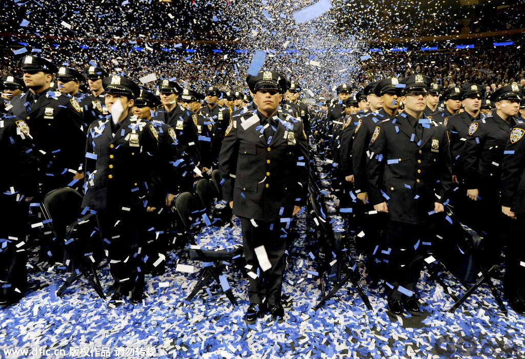 2013年12月27日，美国纽约，纽约警局毕业典礼暨新警员宣誓就职仪式在麦迪逊广场花园举行，纽约警察总局局长凯利等人出席典礼。
