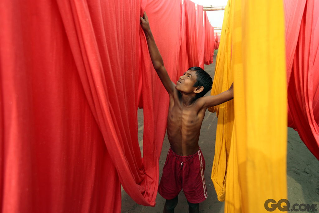 孟加拉国达卡，一名儿童在一服装漂染厂工作。根据国际劳动组织的统计显示，孟加拉国大约有320万童工。  