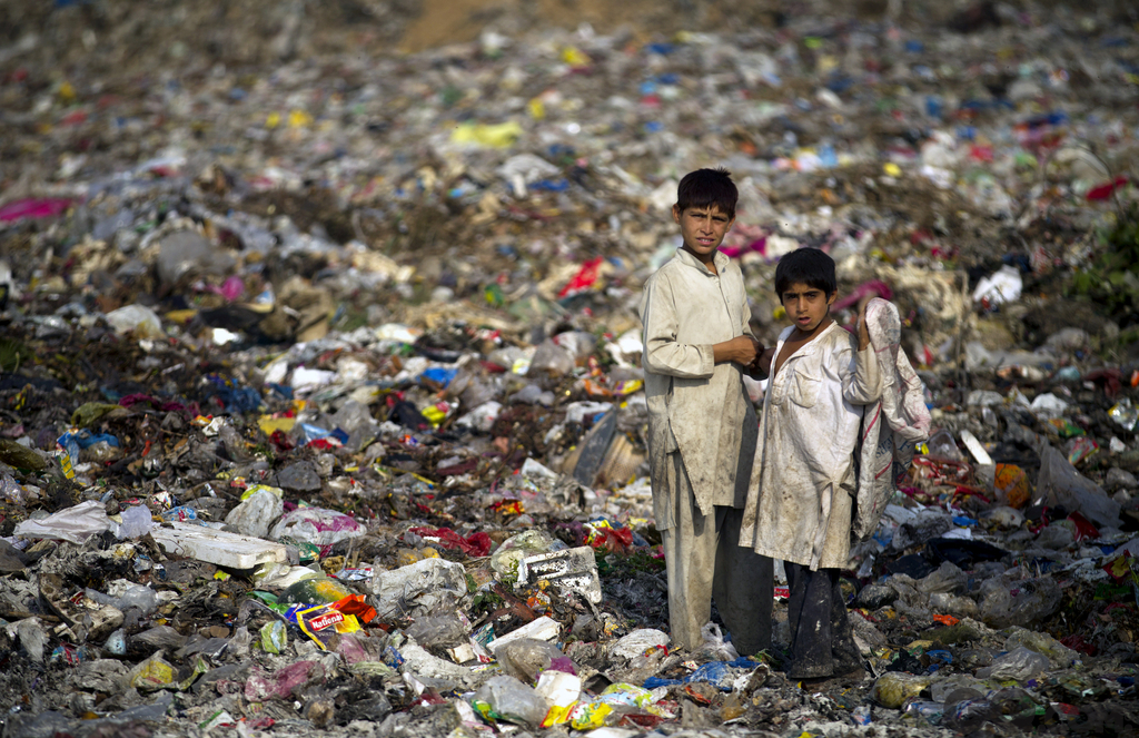 巴基斯坦，捡垃圾的童工。  