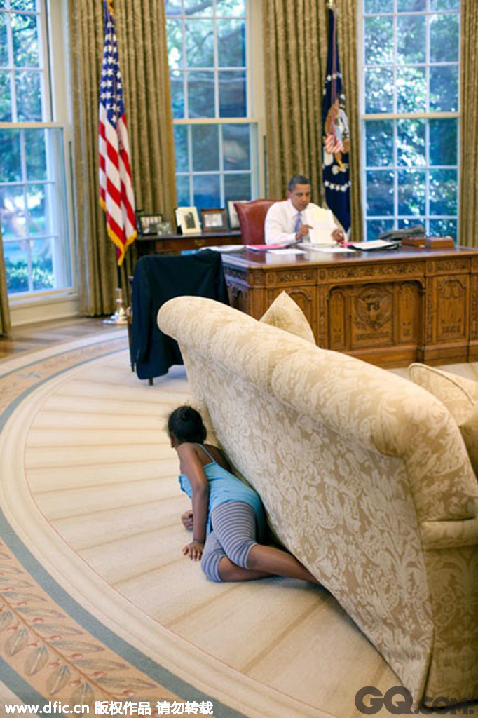 美国白宫，奥巴马的女儿萨莎躲在沙发后偷瞄爸爸办公，格外可爱。 