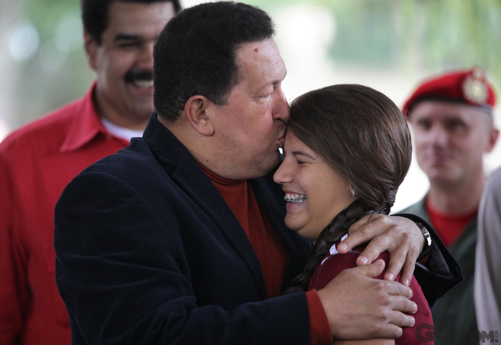 委内瑞拉加拉加斯，总统查韦斯出席记者会，亲吻他的女儿。   