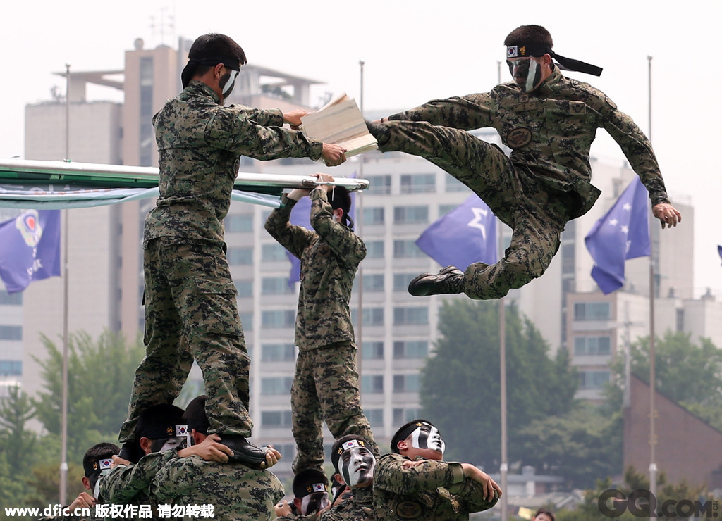 韩国首尔，特种兵展现高超绝技庆祝显忠日。据悉，韩国显忠日是纪念烈士的节日。   