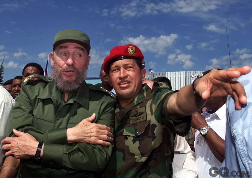 委内瑞拉总统查韦斯与古巴总统菲德尔-卡斯特罗身着军装。   
