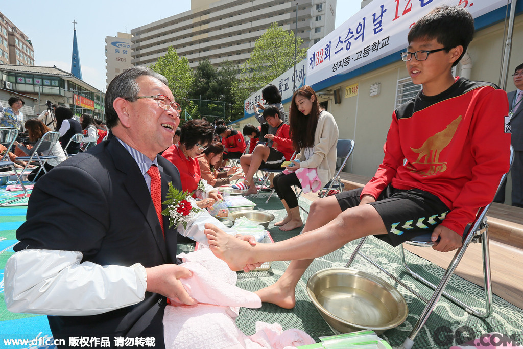 韩国首尔，第32届教师节之际，老师们为学生洗脚。