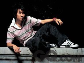 林俊杰，1981年出生于新加坡的一个音乐世家。凭借一曲《江南》红遍中国。