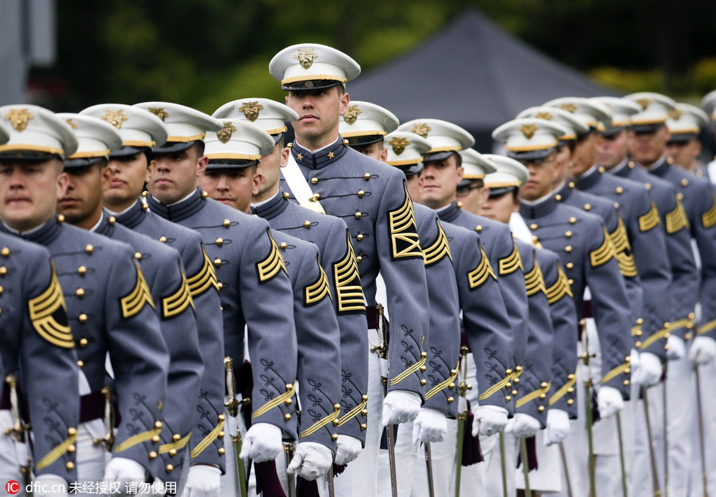 当地时间2016年5月21日，美国纽约州西点，图为学员将帽子扔向空中庆祝毕业。美国著名军事院校西点军校举行2016届学员毕业典礼，953名军校学员经过四年学习顺利毕业并且获得陆军少尉军衔。西点军校创办于1802年，被称为“美国将军的摇篮”，许多美军名将均是该校毕业生。除了毕业令人兴奋，颜值高、身材一级棒的兵哥哥们也成为毕业典礼上的一大亮点！