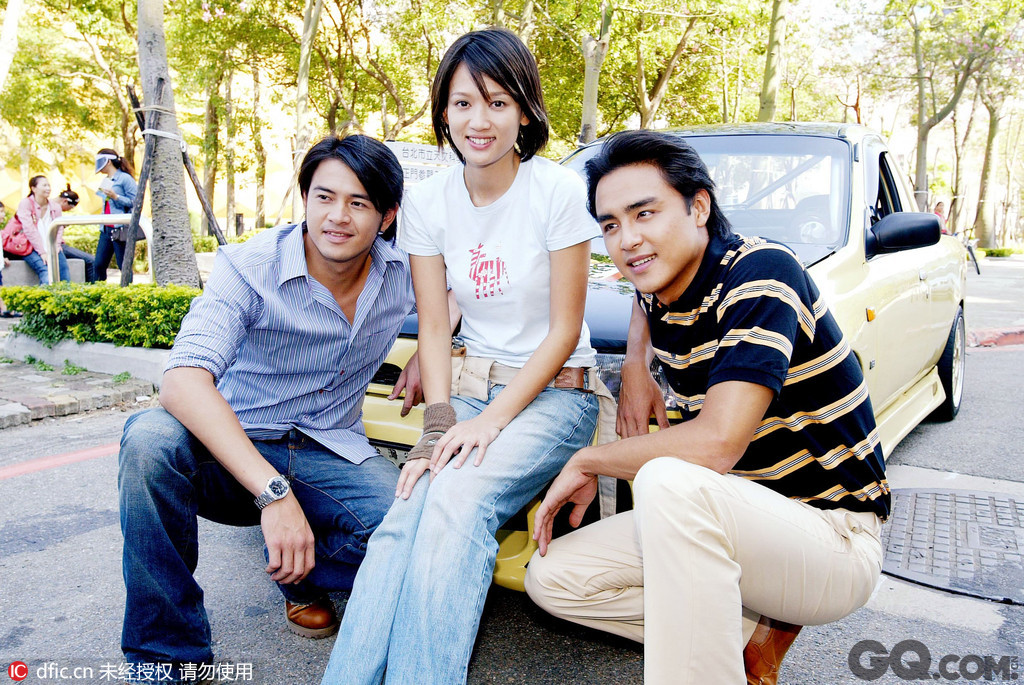 2004年在《天国的嫁衣》里饰演程海诺一角。这是他首次出演电视剧。2005年，明道主演的偶像剧《王子变青蛙》创下的收视率最高达8.52。后来该剧被安徽卫视引进播出，也创下内地高收视，重播数次，视为在内地最有影响力的台湾偶像剧，并获得台湾偶像剧一哥的称号。而谈起这部剧的吻戏时，明道曾自曝被导演不断喊“NG”重来，结果两个人从头到尾亲了几十遍，亲到彼此都有点麻木。