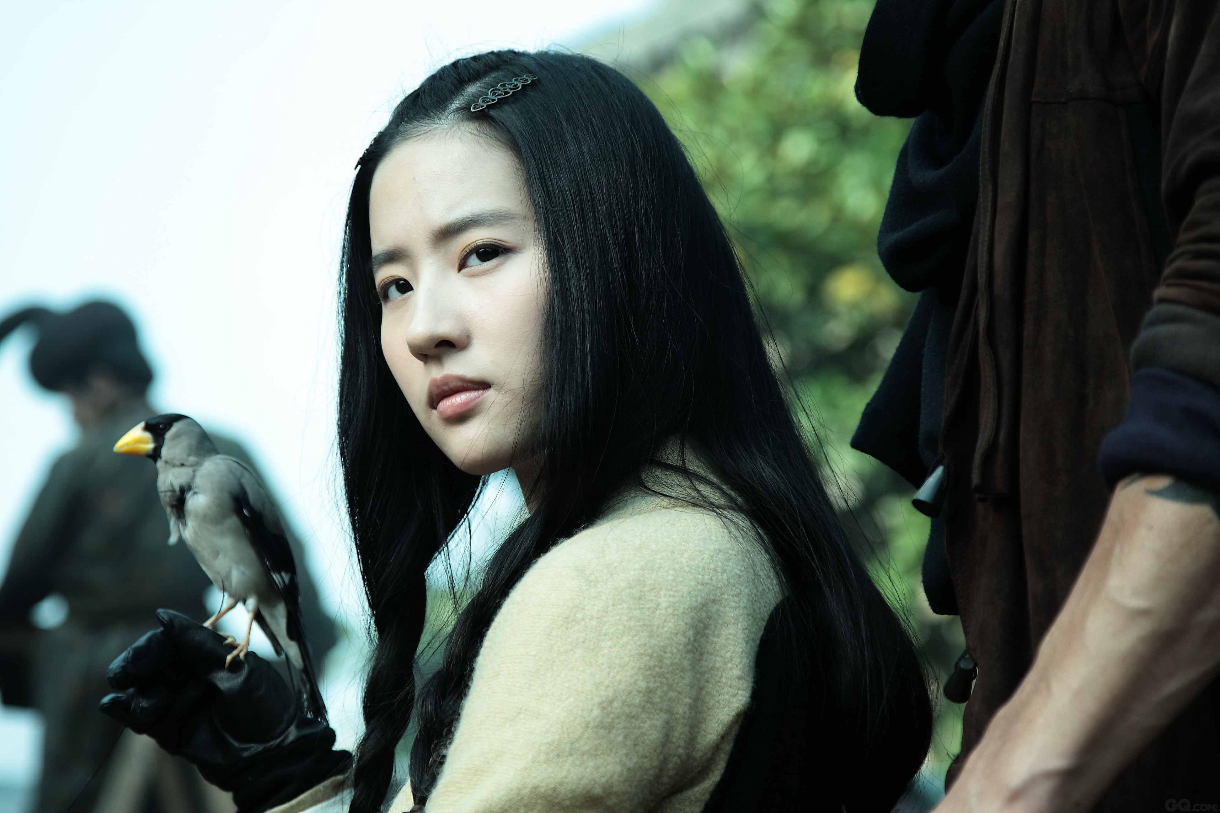 2013年底，胡夏应邀演唱陈嘉上导演，刘亦菲邓超等主演的电影《四大名捕》主题曲《放下》。
