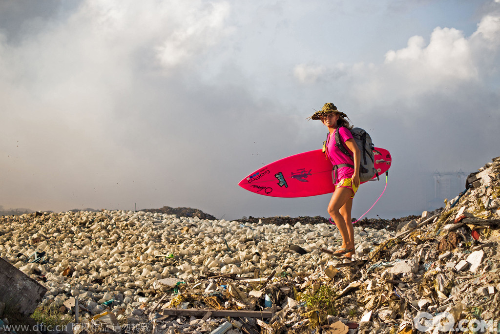 马尔代夫以奢华的度假村、碧蓝的海水及美丽的沙滩闻名于世。然而，这组照片却向人们展示了这座天堂小岛的另一面——大量垃圾被冲上洁白的海滩，塑料瓶堆积如山。27岁的电影制作人艾莉森-蒂尔（Alison Teal）参观了人称“垃圾岛”的马尔代夫Thilafushi岛，看到眼前的景象，她感到非常震惊。艾莉森跟澳大利亚摄影师Mark Tipple及其同事Sarah Lee一起记录下了这里的另类风光，希望能引起人们对保护马尔代夫生态环境的重视。