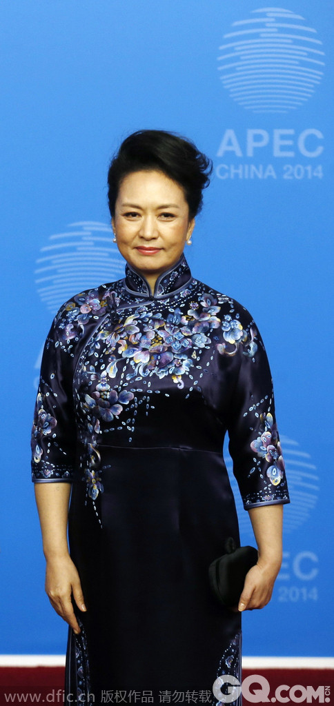彭丽媛一身优雅旗袍出席亚太经合组织（APEC）第二十二次领导人非正式会议欢迎晚宴，气质婉约大方。