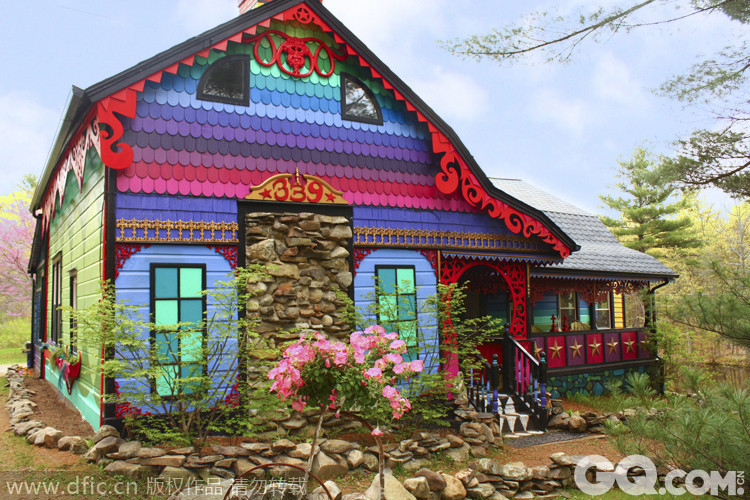 在朋友的帮助下，这对夫妇发挥自己的艺术才能，将这座建于1840年的小屋变成了色彩斑斓、艳丽的彩虹屋，与周围美丽的自然环境完美协调。