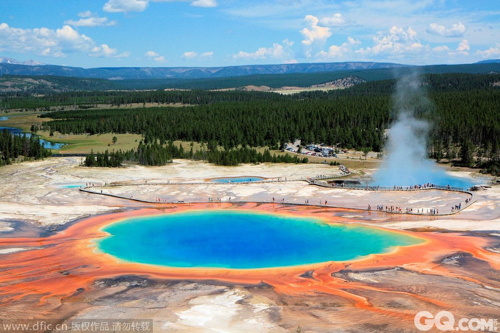 美国黄石国家公园位于黄石国家公园的大棱镜是美国最大的热泉，也是世界第三大热泉，它被命名为“最美的地球表面”。1871年，它被地质学家发现，并因其醒目的色彩而被命名为大棱镜。由绿色到鲜红再到橙色。温泉水中富含矿物质，使得水藻和菌落中带颜色的细菌在水边得以生存，从而呈现了这些色彩。