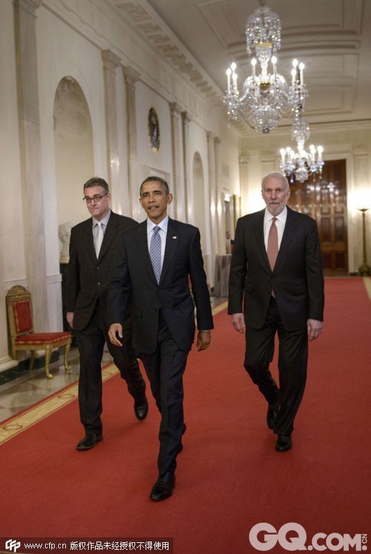 2015年1月12日，美国华盛顿白宫，13/14NBA总冠军马刺造访白宫，接受奥巴马接见并赠送球衣。