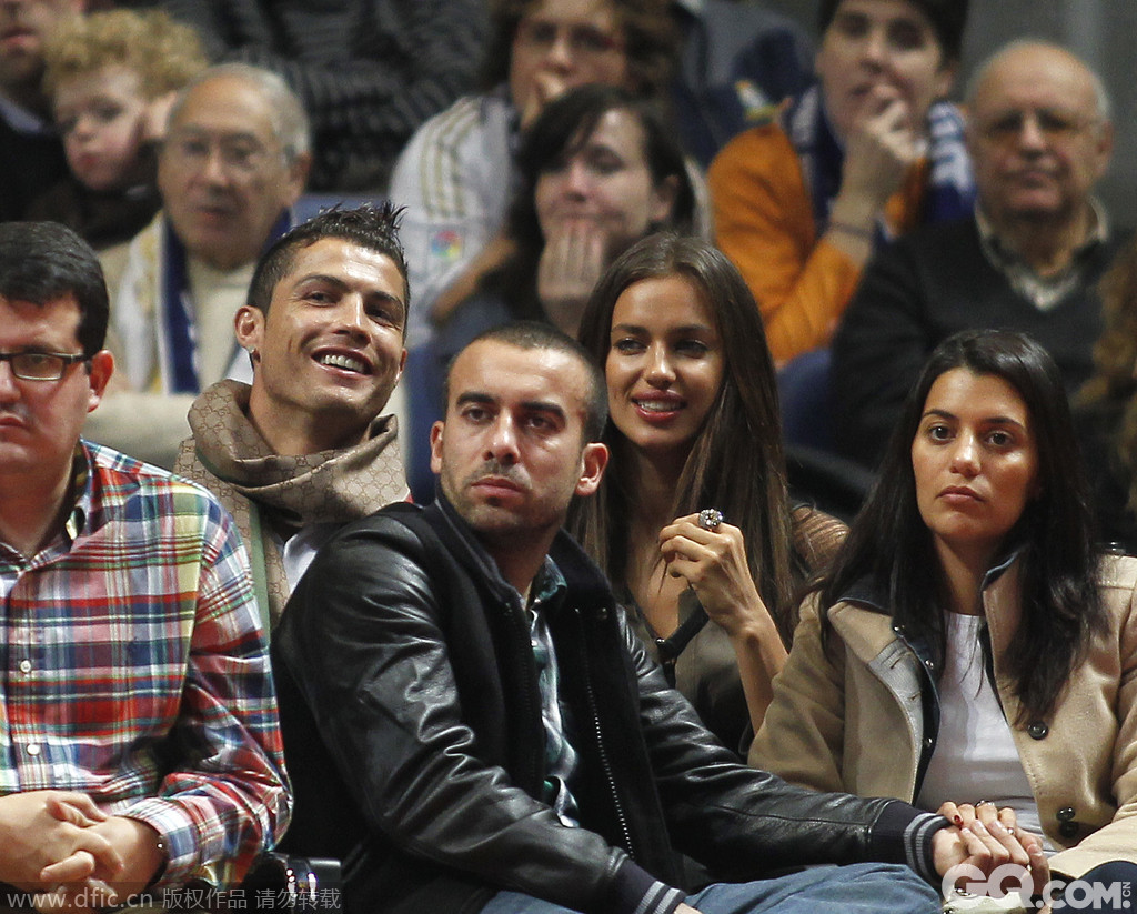 当地时间2012年1月4日，C罗携女友伊莲娜观看球赛。