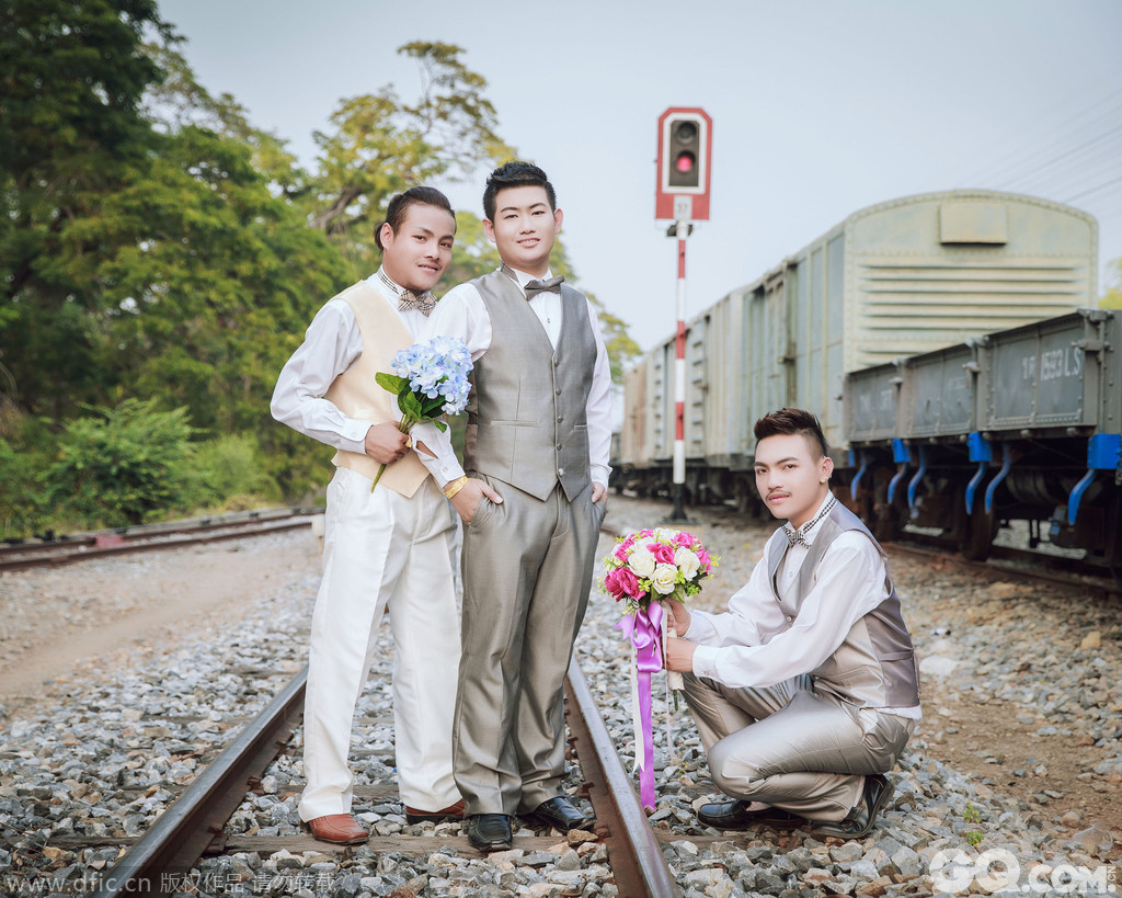 尽管泰国的法律并不允许同性恋婚姻，但是他们根据佛教律法举行了婚礼。
