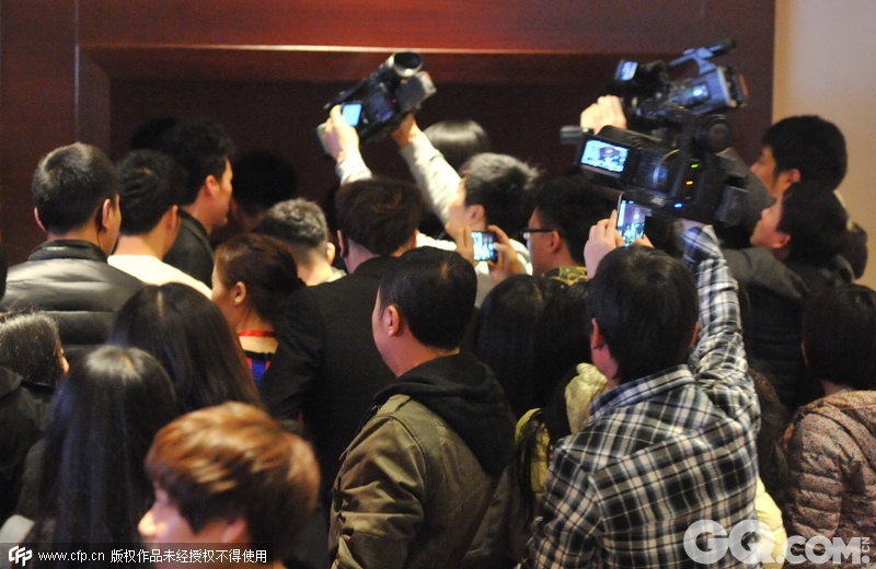 8日，李晨，陈赫，张歆艺，张萌，李倩出席其主演电视剧《三个奶爸》记者会，此活动为陈赫婚变后首度出席公开活动。