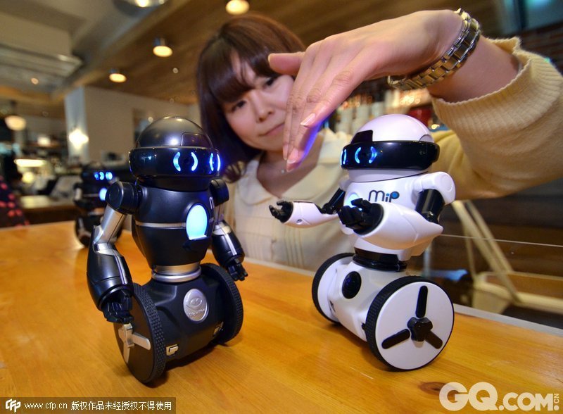 当地时间2014年4月7日，日本东京，机器人制造公司WowWee又回来了，WowWee推出了双轮蓝牙控制可编程玩具机器人MiP。这款机器人可通过手机应用进行控制，还具备游戏和娱乐模式，可以根据手机所播放的音乐舞动，甚至随着人们的手势旋转。