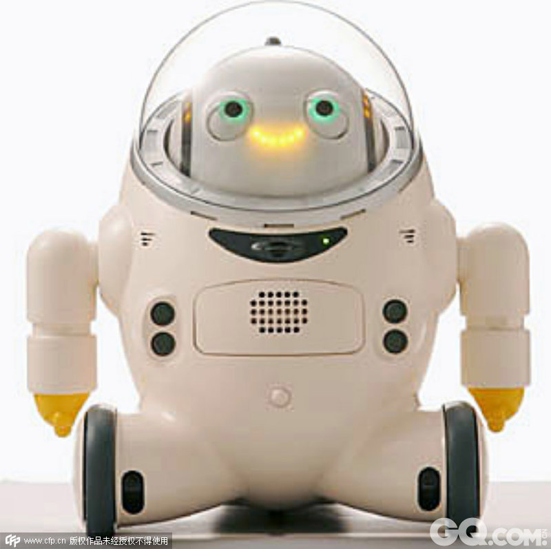 当地时间2013年9月2日，日本东京，日本玩具巨头“Bandai”展示该公司最新的通讯机器人Primopuel。这款机器人能够拼读超过2000个单词，能够唱歌。这款机器人玩偶能够同其他玩偶通过红外设备沟通交流，通过网站下载新的词汇和短语，将于11月9日正式公开销售。