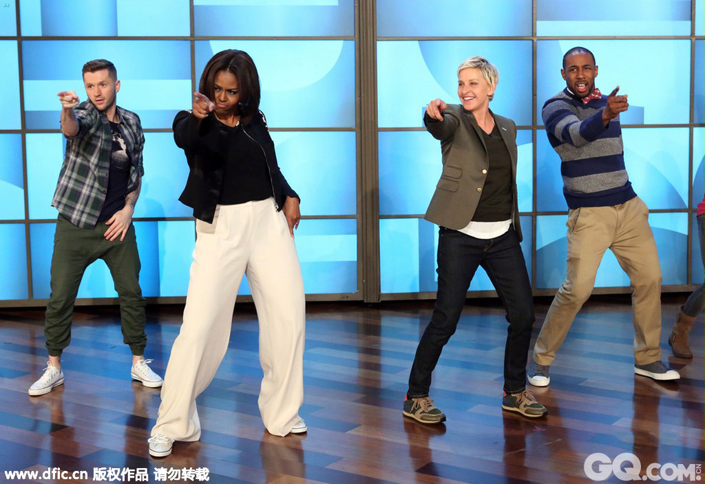 当地时间2015年3月17日报道，美国第一夫人米歇尔-奥巴马近日参加美国电视节目《艾伦秀》，与主持人艾伦-德杰尼勒斯一同热舞，推广自己的“让我们运动”活动。