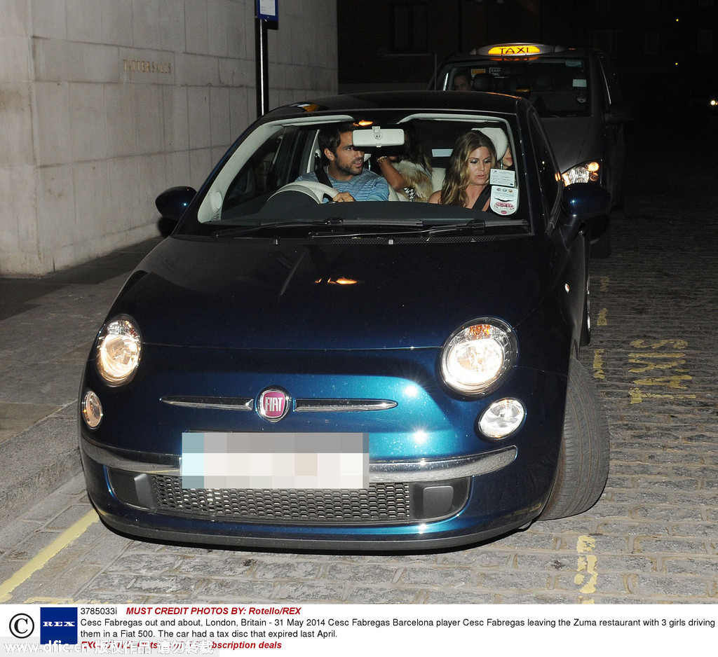 当地时间2014年5月31日，英国伦敦，巴塞罗那球星法布雷加斯现身的zuma大酒店，而当他离开时，座驾菲亚特500里竟然载着3位陌生女郎。   