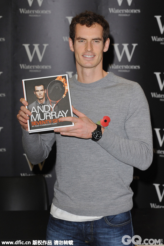 当地时间2013年11月6日，英国伦敦，安迪-穆雷出席个人新书《77：我的温网荣耀之路》发布活动。 