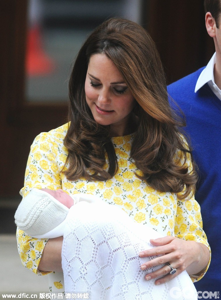 当地时间2015年5月2日，威廉王子与剑桥公爵夫人凯特·米德尔顿怀抱小公主离开圣玛丽医院。凯特·米德尔顿看着新生女儿的眼神多么有爱！