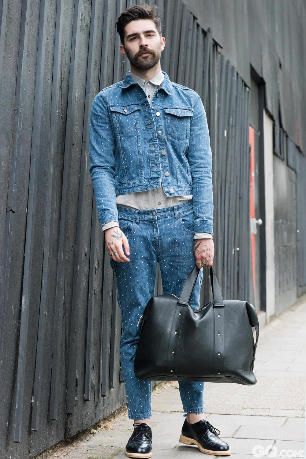 Chris
All Look: YMC
Bag: Zara

Inspiration: For today, I wanted to try something different. Usually I go for something Scandinavian and toned down. This is a little different. Plus I like denim and polka dots. 
（今天我想尝试一些不一样的东西，通常我的风格比较斯堪的纳维亚和淡色感，但这次有些不同，顺便提一下，我喜欢丹宁和波点元素）