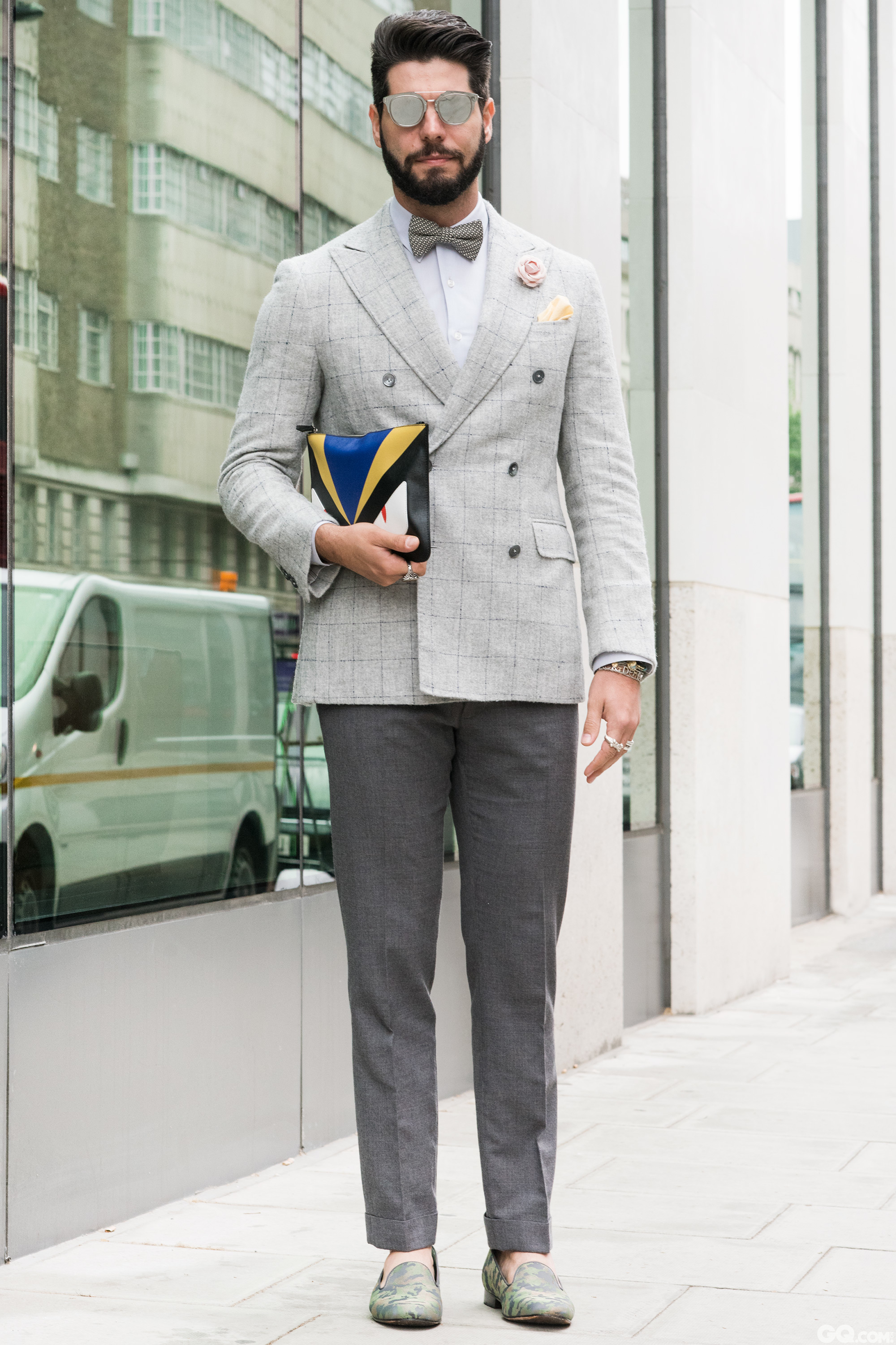 Kadu
Glasses: Dior Homme
Jacket: Tom Bellini
Shirt: VR
Bow tie: Zara
Trousers: Gant
Shoes: Blue Bird
Bag: Fendi

Inspiration: 50 shades of grey. 50度灰。