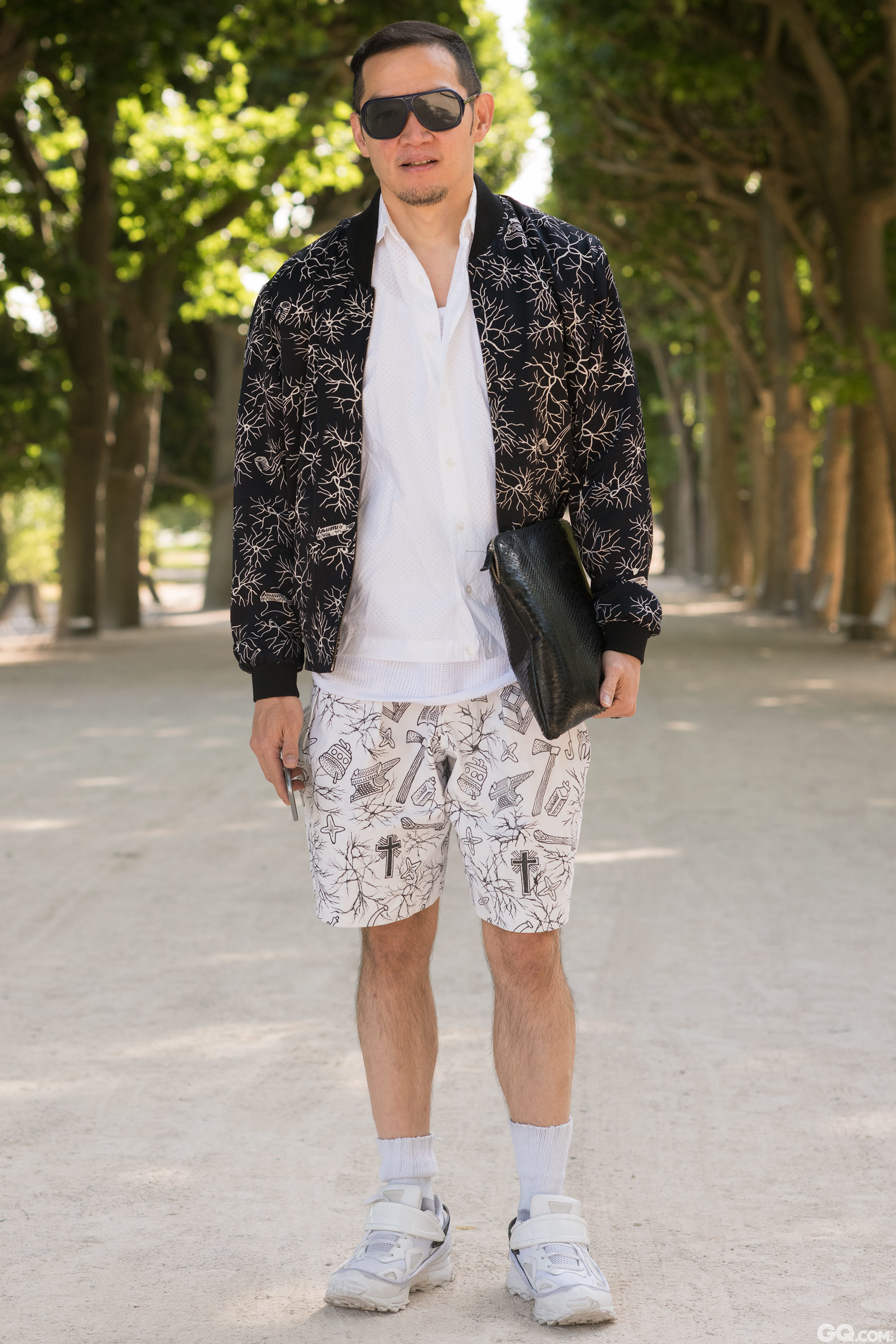 Sunglasses: Raf Simons
Jacket: Populo Batik
Shirt: Collard
Jeans: Populo Batik
Shoes: Raf Simons
Bag: Populo Batik

Inspiration: Something with a lot of white because supposedly it’s going to be hot today. 
（白色元素很多因为今天可能会很热）