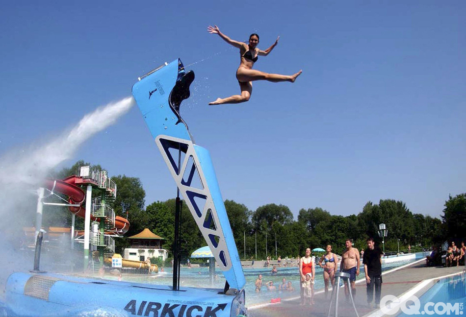 炎炎夏日被人踢一脚怎样？AirKick使用空气加水混合压缩技术能产生8-10个大气压的压力将人抛出大概8米远，但别被抛出泳池就好。   