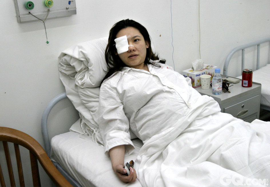2004年，三里屯北街一家餐厅内发生的一起打人事件，被打孕妇邹雪声称明星赵薇就是打人事件的幕后指使。后来发现此事疑点重重，有人说殴打发生时赵薇早已离开，还有孕妇虽在三里屯被打却跑到很远的北京306医院验伤。最终法院判赵薇无罪，她的司机承担小部分伤药费。
