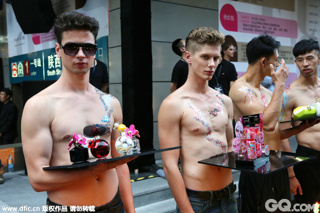 2014年7月18日，上海，百盛淮海店重装开业活动。男模半裸上阵大晒健硕腹肌。