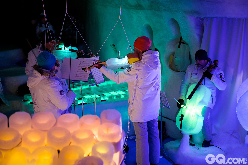 在过去的15年中，瑞典艺术家Tim Linhart每年都会为他的“冰音乐”大合奏雕刻小提琴、中提琴、大提琴和吉他马林巴琴。每一件乐器都需要花费他一周的时间才能雕刻完成。除了琴弦、档子等小物件，这些超凡脱俗的乐器完全是用冰雕出来的，而且真的可以弹奏，甚至还装有内置的LED灯，为演出更加增添了梦幻色彩。每年冬天，他们都会在用冰建起的音乐厅中举办数场音乐会。除了古典名曲，他们还会演奏乡村音乐及蓝调。因为场馆内的温度总是保持在零下5摄氏度，所以听众们会被建议穿暖一点过来。