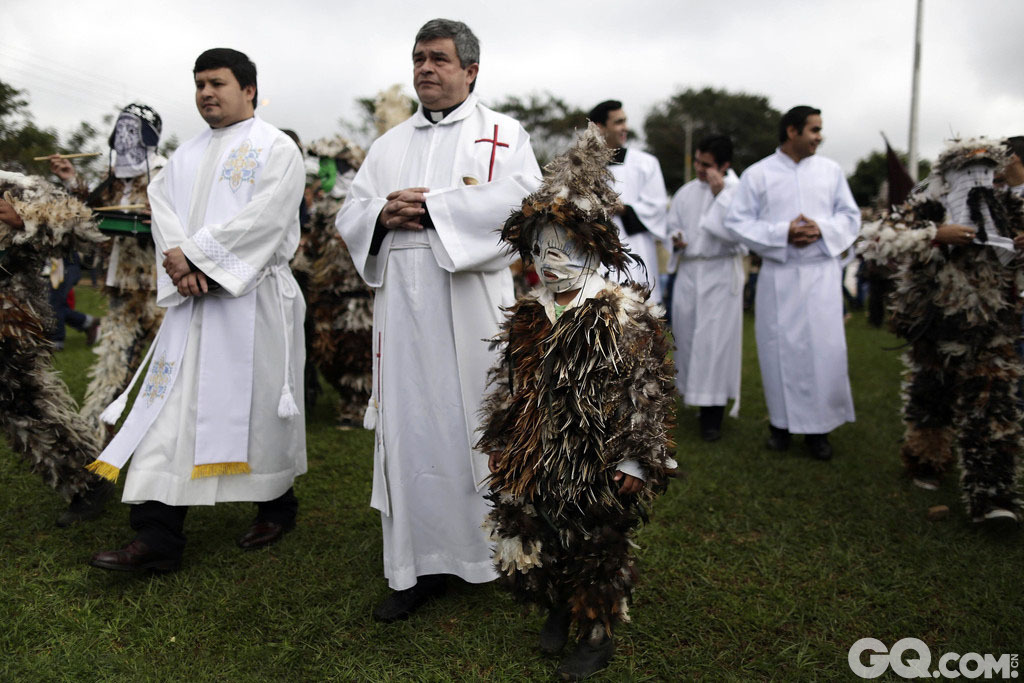 近日，在巴拉圭Emboscada小镇，人们穿着羽毛做成的衣服将自己打扮成“鸟人”前往圣弗朗西斯科-索拉诺节的庆祝现场。在Emboscada，印度教和天主教的信仰相互交织着，人们穿着“鸟服”，将自己打扮成“鸟人”在这样的宗教庆典上，向西班牙的男修道士表达敬意。古时候，印度教的部落喜欢去欺负那些小部落的人们，西班牙的殖民者则是去小部落做些“小偷小摸”的事情，为了抵抗他们，小部落的人们只得将自己打扮成“鸟人”来震慑这些“坏人”。