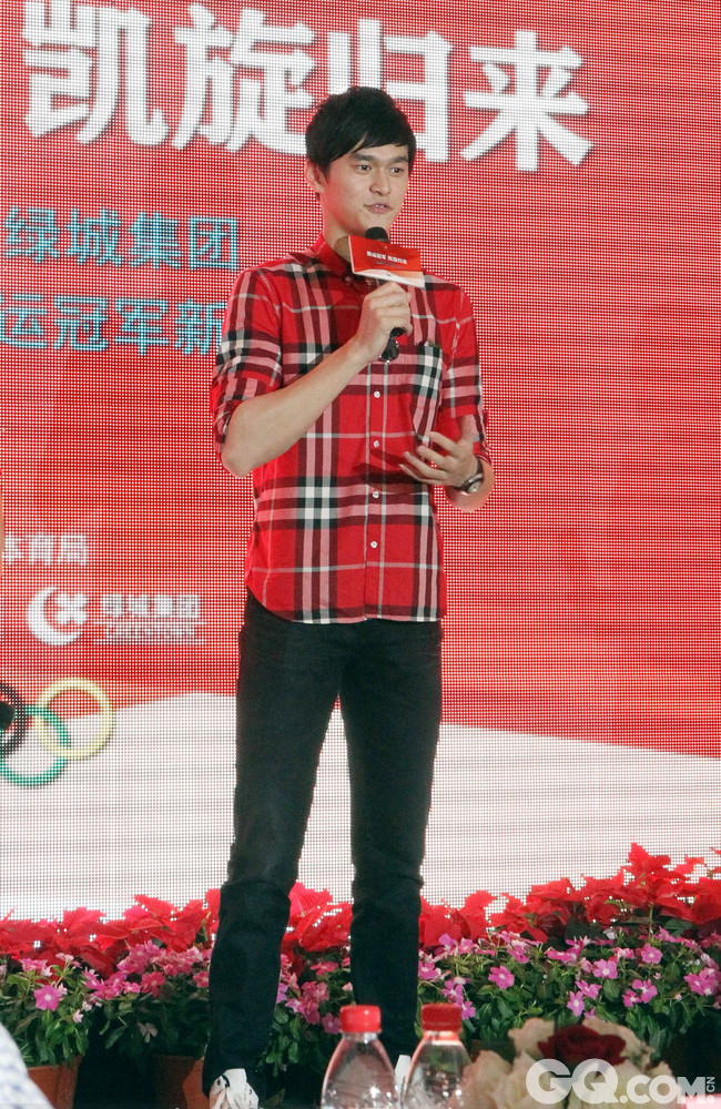 若不穿T恤，水王子就会身着格子衬衫出现。2012年9月1日，孙杨身穿红色格子衬衫和黑色长裤现身某高档小区，挑选奥运获奖房子的房型。