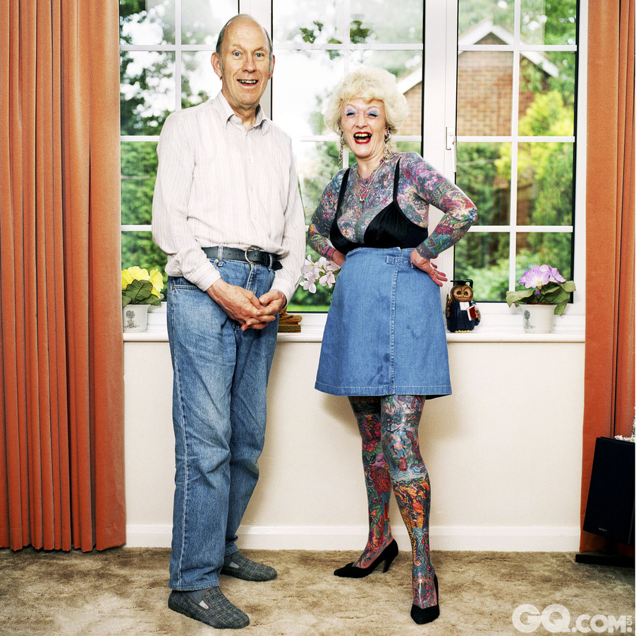 Isobel Varley被吉尼斯世界纪录誉为“世上纹身最多的老妇”。这位老奶奶是从1986年开始纹身的，那时她快要50岁了。拍这张照片的时候，她身上已有超过200个纹身。她在今年5月去世，享年78岁。