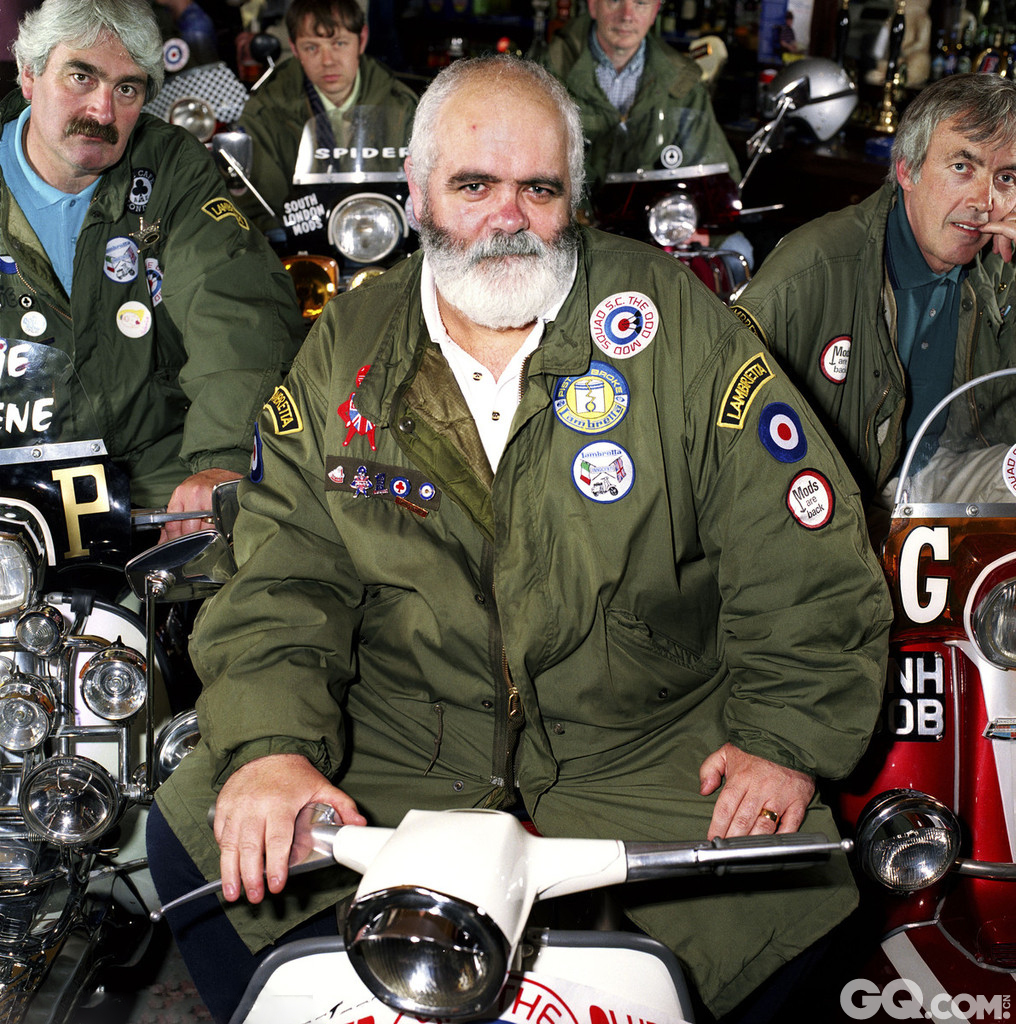 奇怪摩斯族小型摩托车队拥有很多超过60岁的成员。每隔几年他们会到各地讲讲有关摩德复兴的话题。