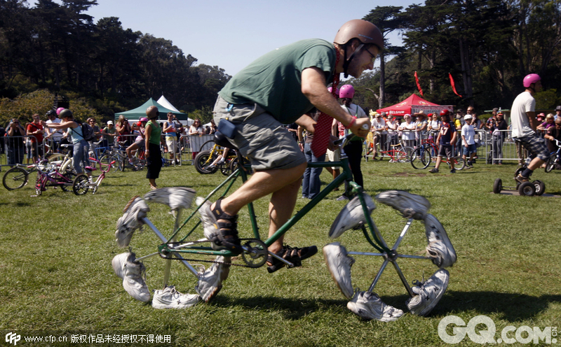 旧金山金门公园当日举行了一场“Tour de Fat”的骑自行车游行庆祝活动。