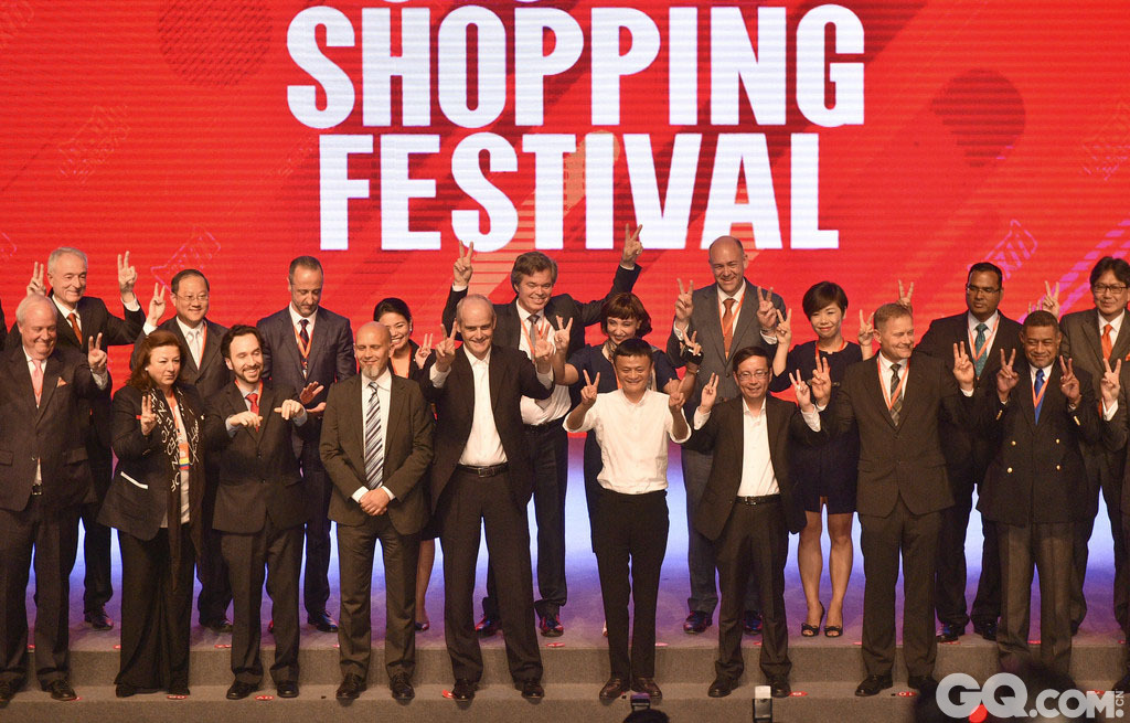 2015年10月13日，浙江杭州，杭州市阿里西溪园区，马云和39位国家大使一起开启“2015年天猫双11全球狂欢启动仪式”的序幕。图为马云与39国大使在启动仪式上一起打出了“双11“的胜利手势。