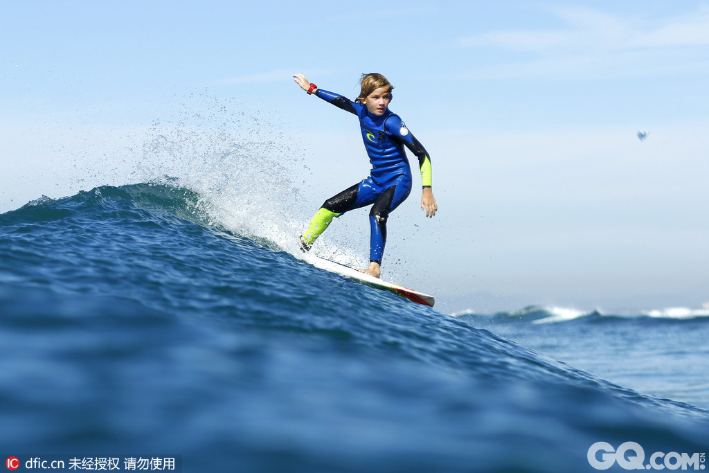 美国加州恩西尼塔斯, 当地举行冲浪比赛,年仅8岁的神童戴恩-莫里斯