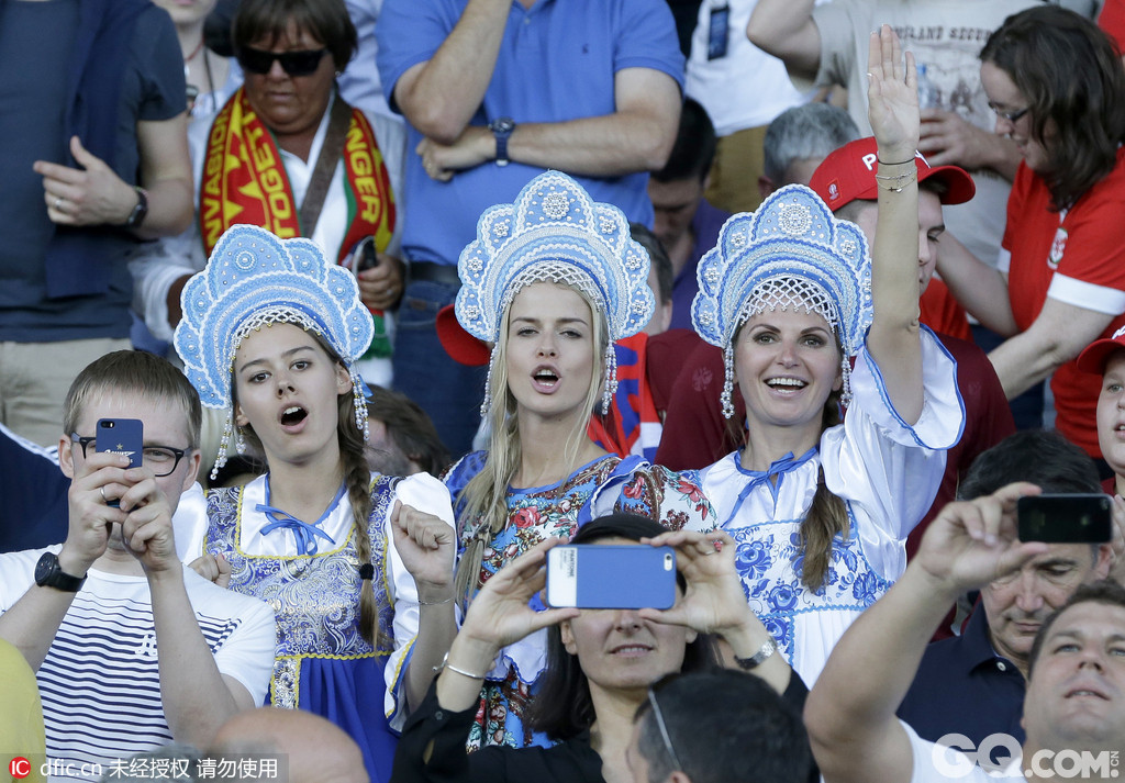 身着传统服饰的俄罗斯球迷们。