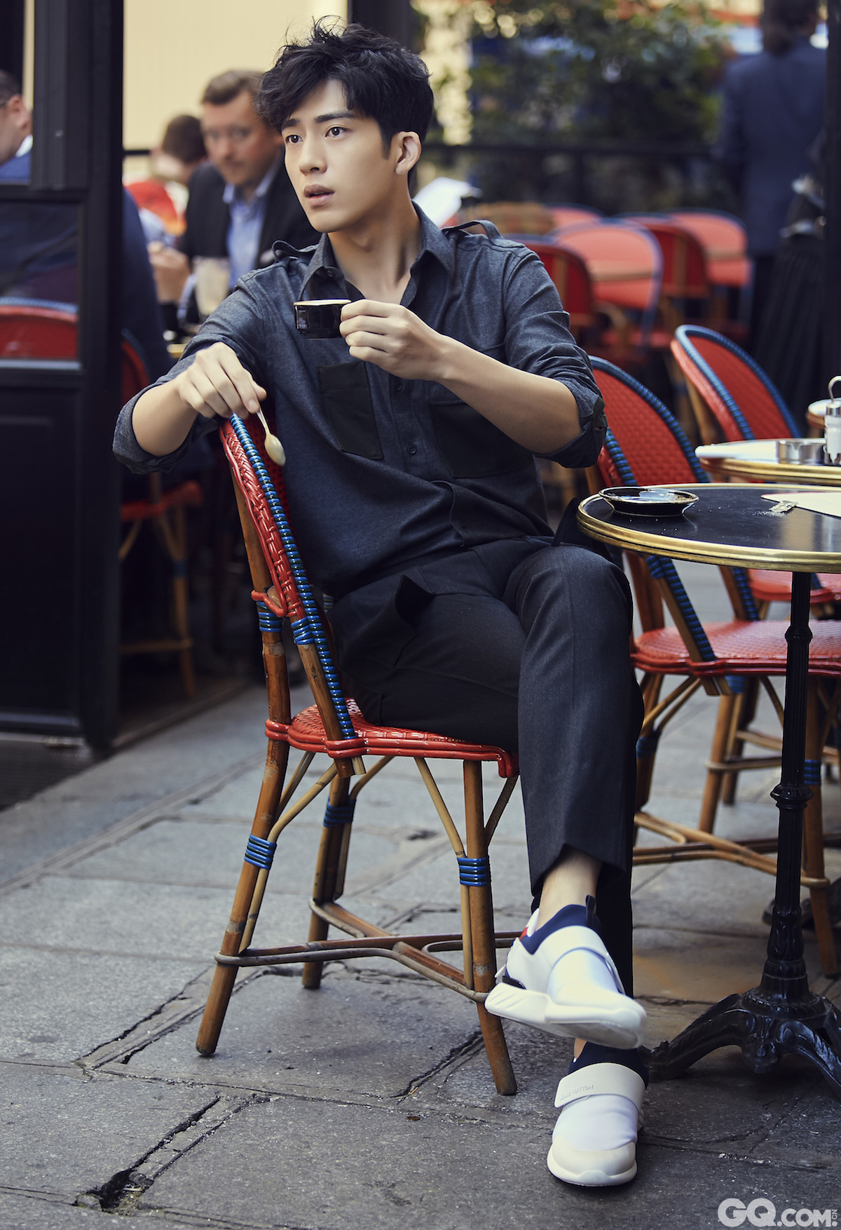 井柏然一身休闲装扮穿行在巴黎的大街小巷之中，或是在巴黎街边感受这座城市的鲜活，或是在街边的书店里寻找城市的历史，或是惬意地坐在路边品尝一杯咖啡，随性慵懒中带你领略旅行的意义。
