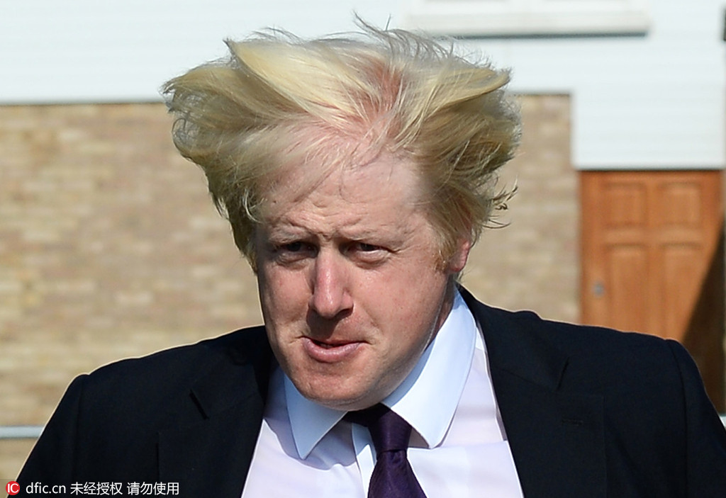 英国伦敦，伦敦市长兼保守党候选人鲍里斯·约翰逊当选保守党议员，竖起大拇指，表情搞怪。 