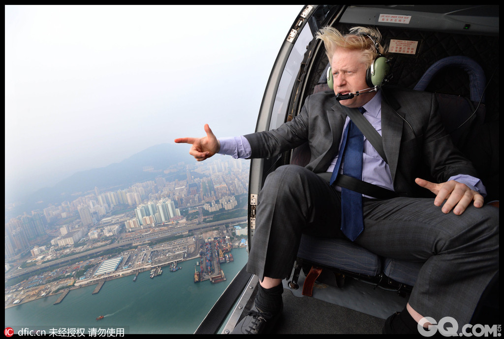 中国香港，伦敦市长鲍里斯中国行第5天，乘坐直升机在香港上空观光。