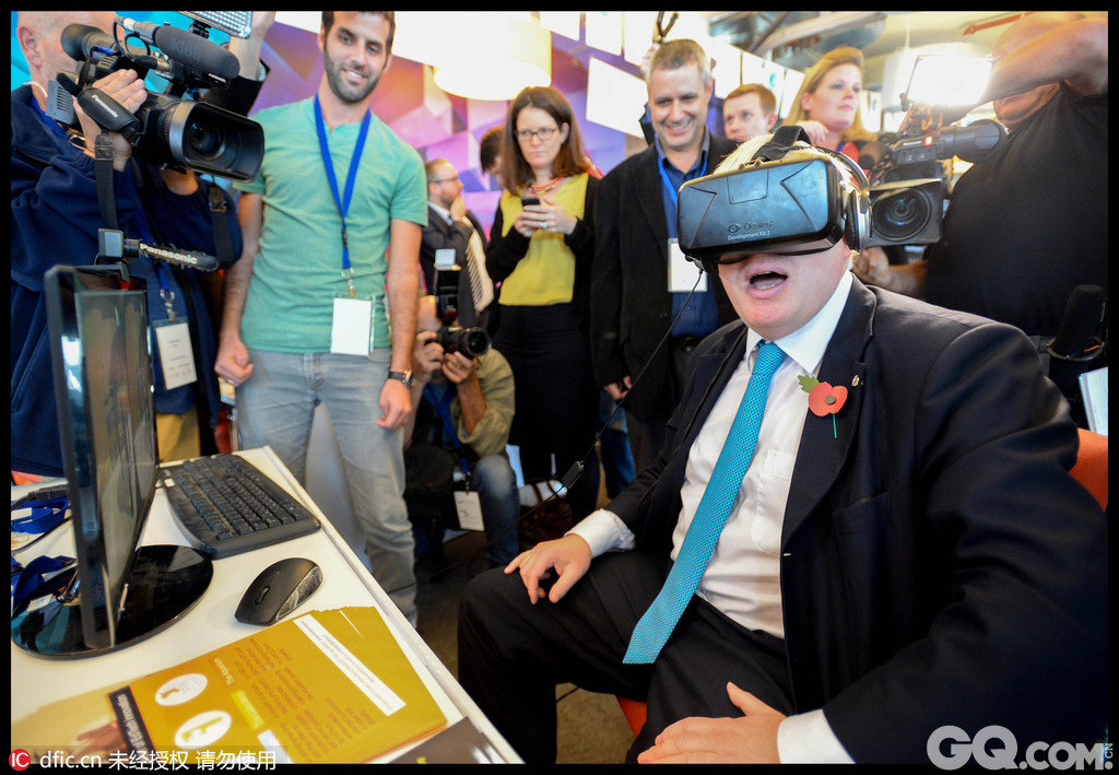 以色列特拉维夫，鲍里斯-约翰逊在谷歌办公室试戴Oculus的虚拟现实眼罩，体验当狗的感觉，甚至还发出了汪汪的吠叫声。伦敦市长鲍里斯-约翰逊正在以色列进行为期3天的访问。   