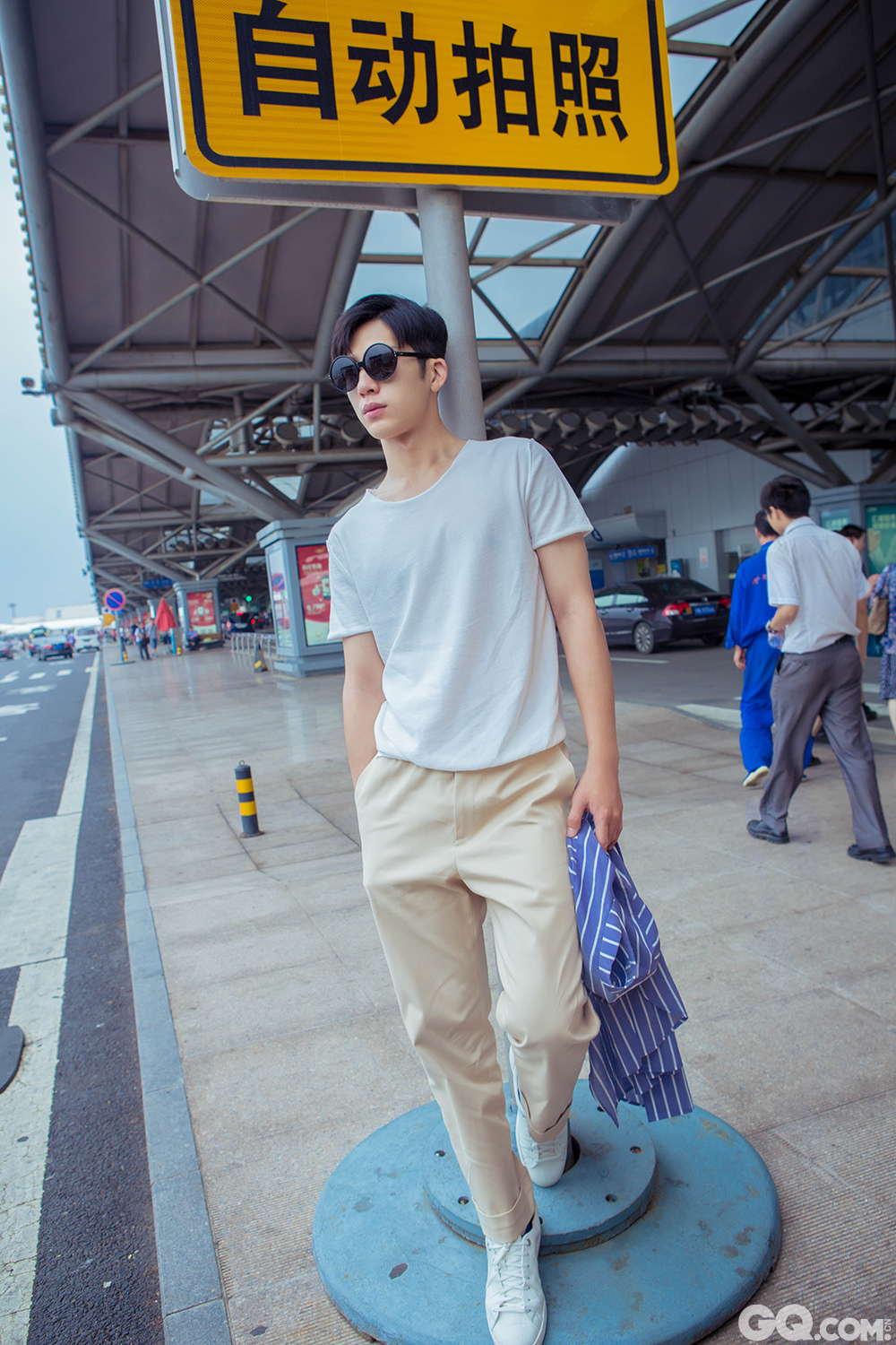 近日，井柏然现身首都机场启程前往韩国首尔录制江苏卫视综艺节目《我们战斗吧》。井柏然上衣身穿简约白色T恤外罩蓝白条纹衬衫，搭配米色休闲长裤，脚踩小白鞋亮相，休闲又不失时尚感，白色与蓝色系的搭配也成为这炎热夏日里的一抹清爽色调，干净而又宁静。当天抵达韩国金浦机场后，井柏然“路痴”属性再次显露，出关后执着往安保人员引导的反方向后，被网友大呼“呆萌”！