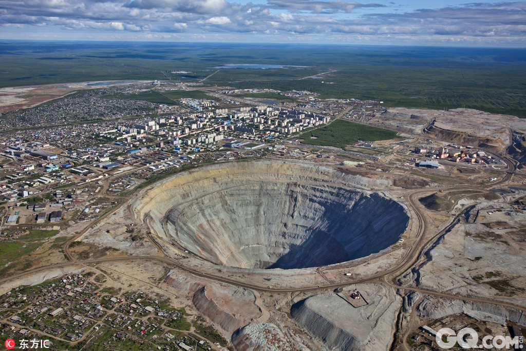 俄罗斯钻石矿业巨头Alrosa位于的Mirny市露天矿场远看上去就像是从天外飞来的陨石砸出的巨型天坑，Alrosa占全球钻石产量的27%，年钻石收入超40亿美元，是当之无愧的钻石巨擎，8月15日，该公司宣布在 Nyurbinskaya 露天钻石矿发现一颗136.24克拉的钻石原石，目前尚未起名。