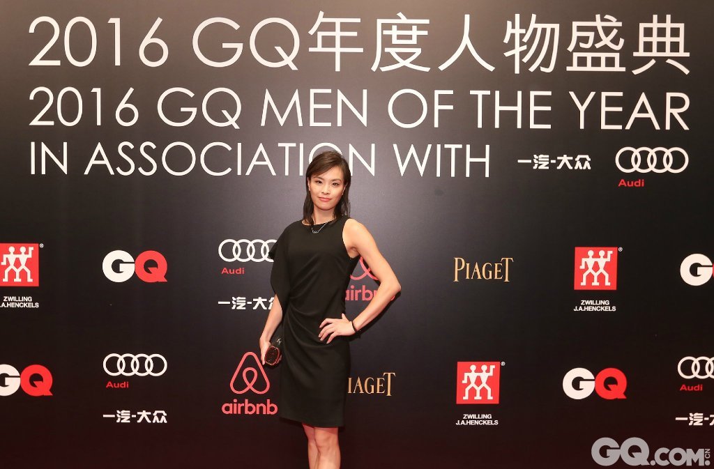 吴敏霞身着Jimmy Choo鞋履出席2016GQ年度人物盛典红毯。