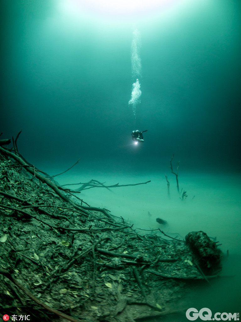 墨西哥，英国水下摄影师Tom St George在图鲁姆潜水时，在沉洞中发现了一片神奇的“水中绿岛”。这片“岛屿”接近30米高，看上去像岛屿又像绿色的湖泊，“湖泊”中央有堆积的枯树枝和落叶等有机物。据了解，正是因为枯树枝的腐烂变质，才制造出这种水下迷雾的效应，让人对这种神奇的景象发出由衷的赞叹。