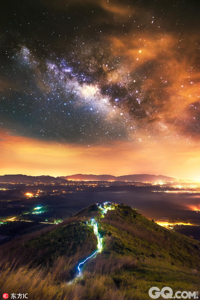摄影师Grey Chow旅行印尼婆罗摩火山和马来西亚多地拍摄了一组夜空美景，数万颗繁星闪耀，夜空沉浸在璀璨的星光之中，城市繁华的灯火在星空下恰似喷涌翻滚的火山熔岩，画面震撼美不胜收。